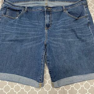 Old Navy women’s fitted bermuda jean shorts (sz20)